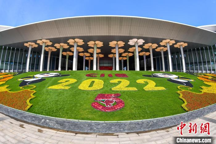 第五屆進(jìn)博會(huì)場(chǎng)館景觀裝飾全面定妝?！￡悏?mèng)澤 攝