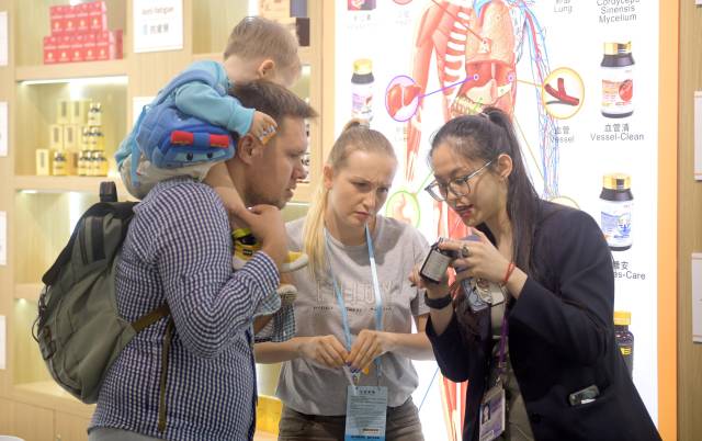 資料圖片：客商在廣交會(huì)上參觀選購(gòu)商品。（新華社發(fā)）